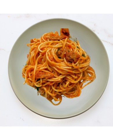 ESPAGUETIS INTEGRALES CON ATÚN Y SALSA DE TOMATE Y VERDURAS